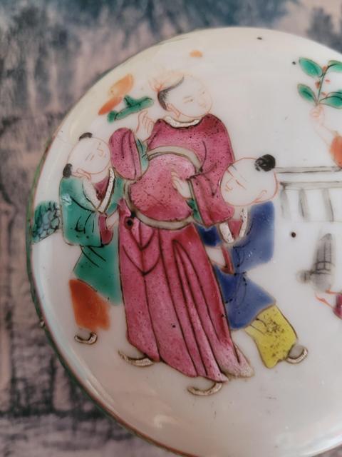 古玩陶瓷人物粉彩蓋盒真品鑒賞圖