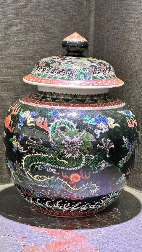 古玩陶瓷墨地素三彩五龍騰云蓋罐拍賣，當前價格19800元