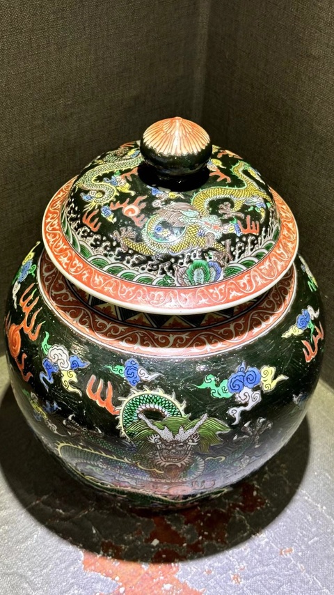 古玩陶瓷墨地素三彩五龍騰云蓋罐拍賣，當前價格19800元