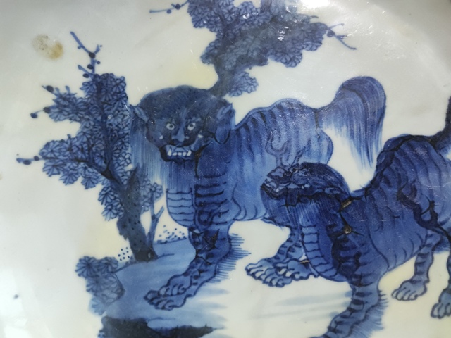 古玩陶瓷清早期雍乾獅紋青花盤拍賣，當(dāng)前價格3988元