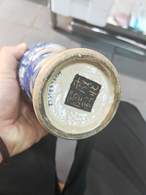 古玩陶瓷哥釉地鐵銹釉青花瓶真品鑒賞圖