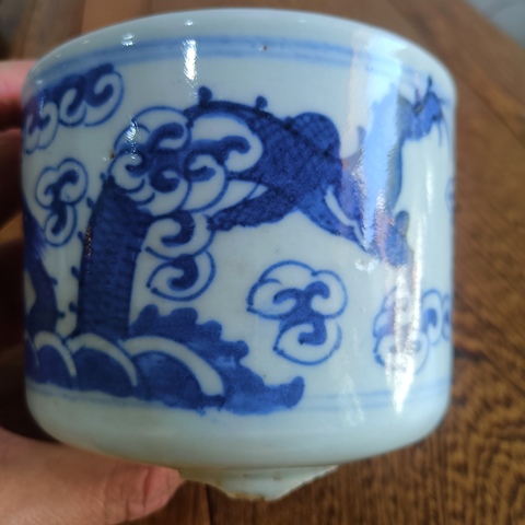 古玩陶瓷二龍戲珠青花三足筒式香爐真品鑒賞圖