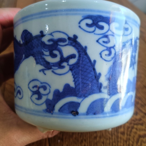 古玩陶瓷二龍戲珠青花三足筒式香爐真品鑒賞圖