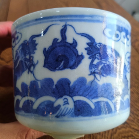 古玩陶瓷二龍戲珠青花三足筒式香爐真品鑒賞圖