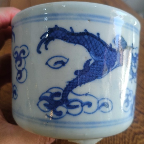 古玩陶瓷二龍戲珠青花三足筒式香爐真品鑒賞圖