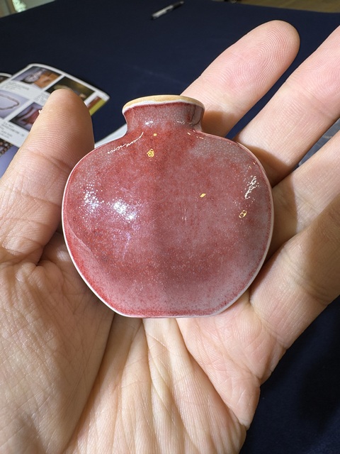 古玩陶瓷紅釉鼻煙壺真品鑒賞圖