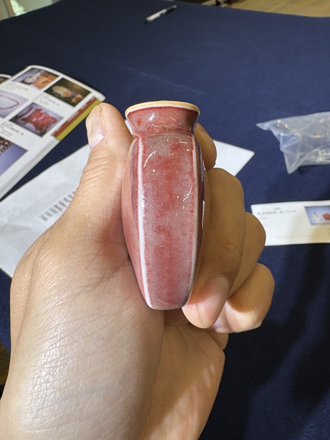 古玩陶瓷紅釉鼻煙壺真品鑒賞圖