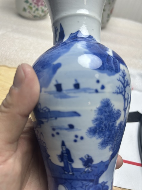 古玩陶瓷青花山水人物紋撇口瓶真品鑒賞圖