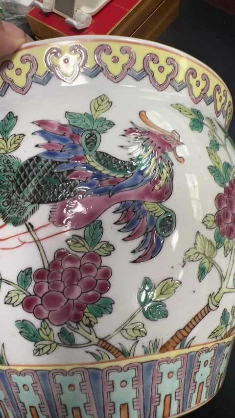 古玩陶瓷粉彩鳳傳花卉紋缸真品鑒賞圖