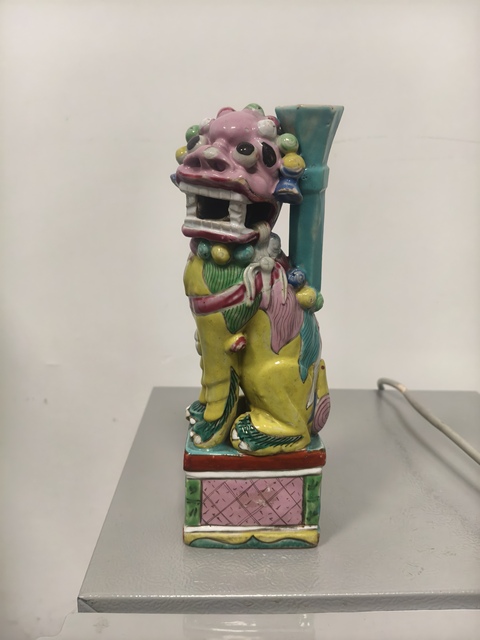 乾隆粉彩皇家黃釉獅子燭臺(tái)拍賣(mài)，當(dāng)前價(jià)格1580元