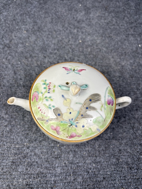 古玩陶瓷粉彩蝶戀花參壺拍賣,當前價格2888元
