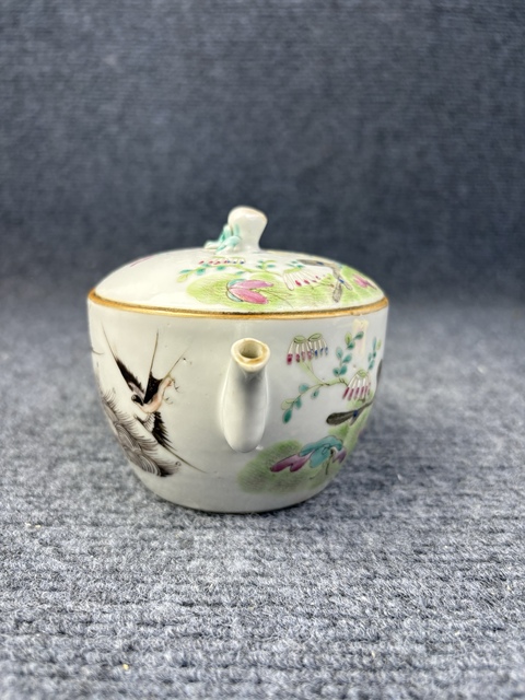 古玩陶瓷粉彩蝶戀花參壺拍賣,當前價格2888元