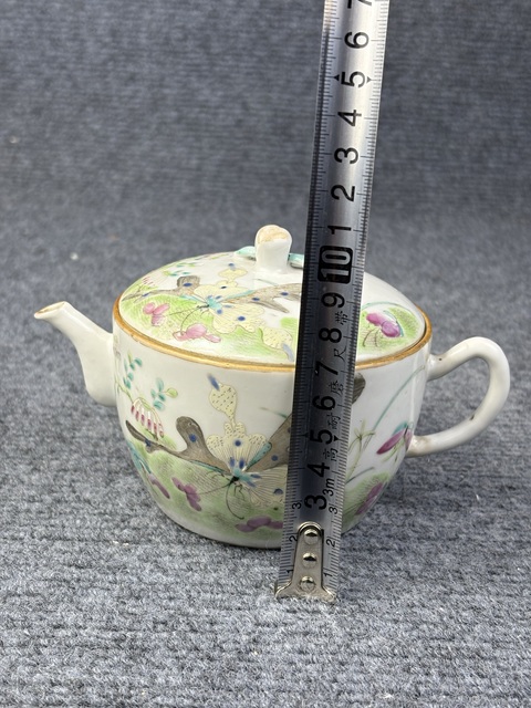 古玩陶瓷粉彩蝶戀花參壺拍賣,當前價格2888元