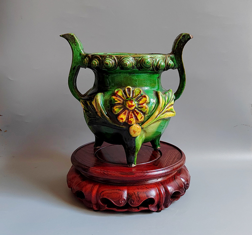 古玩陶瓷明代·三彩貼塑花卉紋雙耳三足爐真品鑒賞圖