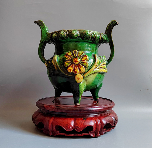古玩陶瓷明代·三彩貼塑花卉紋雙耳三足爐真品鑒賞圖