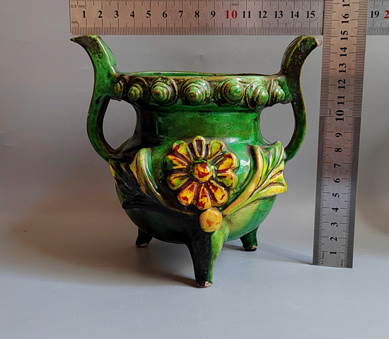 古玩陶瓷明代·三彩貼塑花卉紋雙耳三足爐真品鑒賞圖