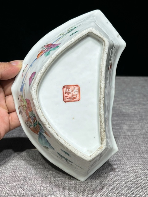古玩陶瓷清·同治人物故事細路粉彩角碗拍賣,當前價格2400元