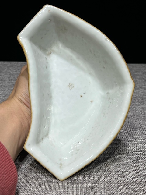 古玩陶瓷清·同治人物故事細路粉彩角碗拍賣,當前價格2400元