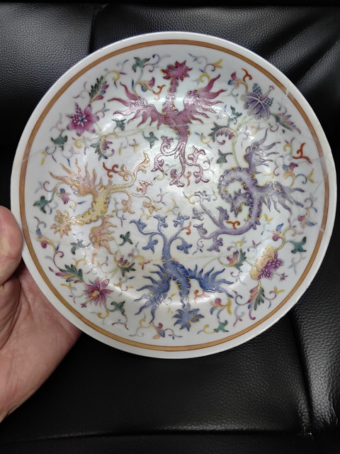 古玩陶瓷夔鳳紋粉彩盤真品鑒賞圖