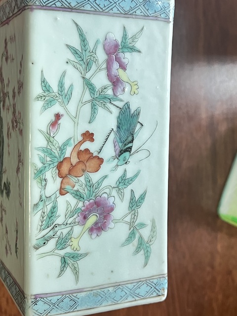 古玩陶瓷粉彩孔雀花卉紋脈枕真品鑒賞圖