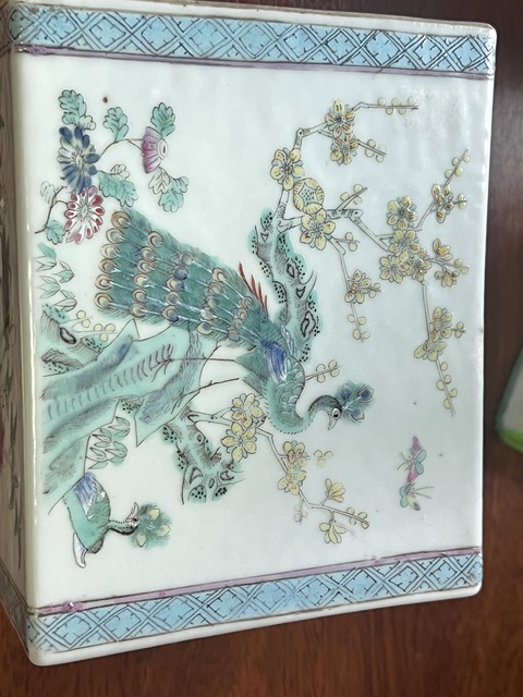古玩陶瓷粉彩孔雀花卉紋脈枕真品鑒賞圖
