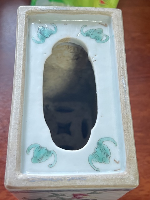 古玩陶瓷粉彩孔雀花卉紋脈枕真品鑒賞圖