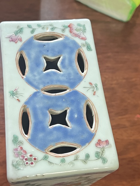 古玩陶瓷粉彩孔雀花卉紋脈枕真品鑒賞圖