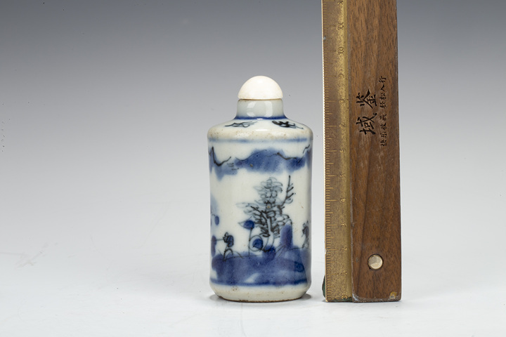 古玩陶瓷晚清·青花山水人物紋鼻煙壺真品鑒賞圖