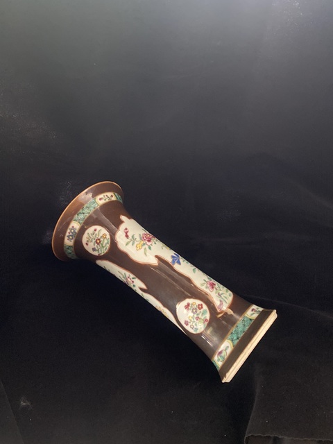 古玩陶瓷(虧出,不議價)清早期紫金釉開窗花卉花觚拍賣,當前價格3200元