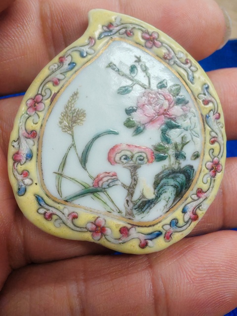 古玩陶瓷粉彩花卉葉型印盒真品鑒賞圖