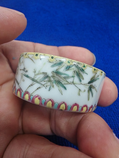 古玩陶瓷粉彩花卉葉型印盒真品鑒賞圖