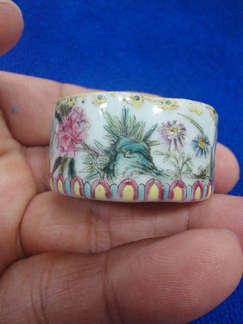 古玩陶瓷粉彩花卉葉型印盒真品鑒賞圖