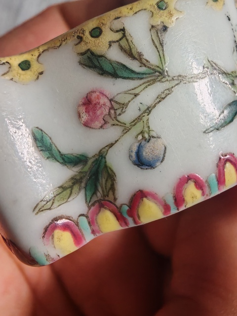 古玩陶瓷粉彩花卉葉型印盒真品鑒賞圖