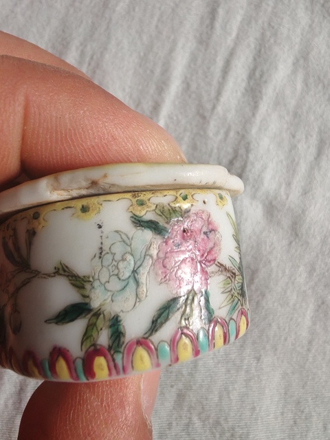 古玩陶瓷粉彩花卉葉型印盒真品鑒賞圖