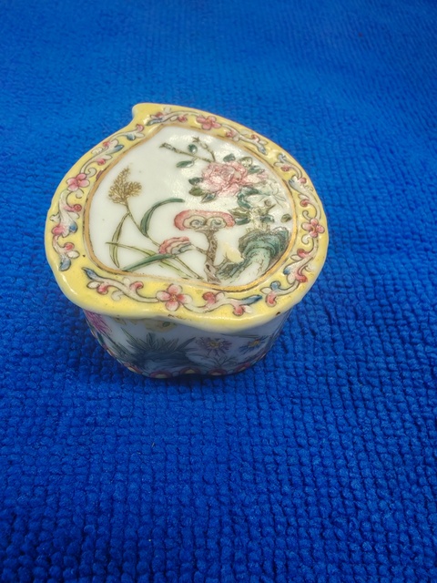 古玩陶瓷粉彩花卉葉型印盒真品鑒賞圖