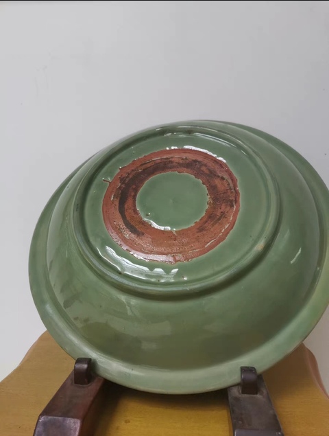 古玩陶瓷明代·青釉暗刻花卉紋折沿大盤 真品鑒賞圖