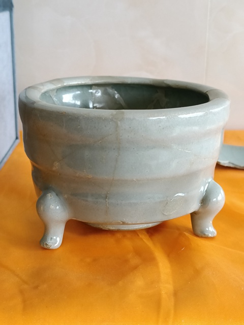 古玩陶瓷館藏級精品南宋龍泉官青瓷三足爐拍賣，當(dāng)前價格9800元