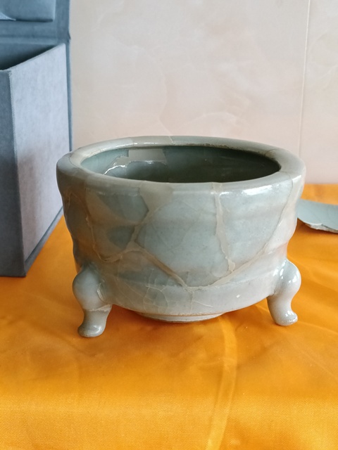 古玩陶瓷館藏級精品南宋龍泉官青瓷三足爐拍賣，當(dāng)前價格9800元
