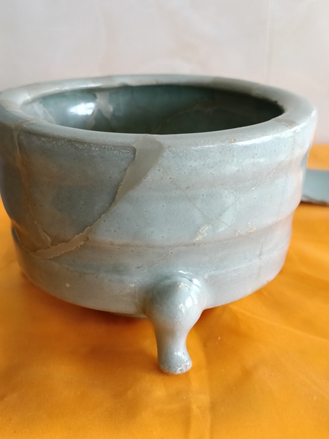 古玩陶瓷館藏級精品南宋龍泉官青瓷三足爐拍賣，當(dāng)前價格9800元