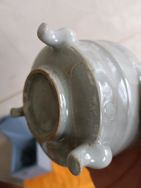 古玩陶瓷館藏級精品南宋龍泉官青瓷三足爐拍賣，當(dāng)前價格9800元