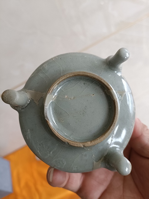 古玩陶瓷館藏級精品南宋龍泉官青瓷三足爐拍賣，當(dāng)前價格9800元