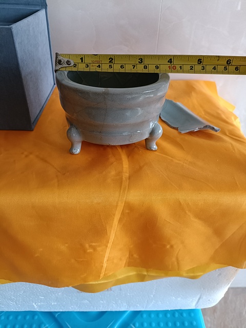古玩陶瓷館藏級精品南宋龍泉官青瓷三足爐拍賣，當(dāng)前價格9800元