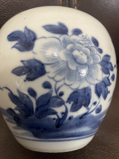 古玩陶瓷花卉紋青花罐真品鑒賞圖