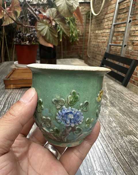 古玩陶瓷花蝶紋素三彩花盆真品鑒賞圖