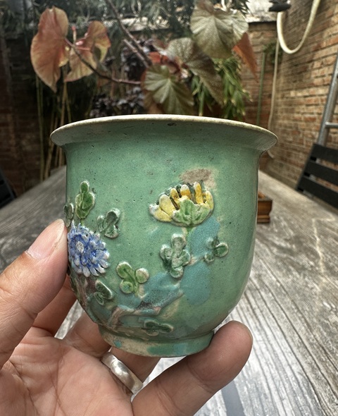 古玩陶瓷花蝶紋素三彩花盆真品鑒賞圖