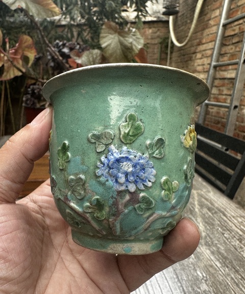 古玩陶瓷花蝶紋素三彩花盆真品鑒賞圖