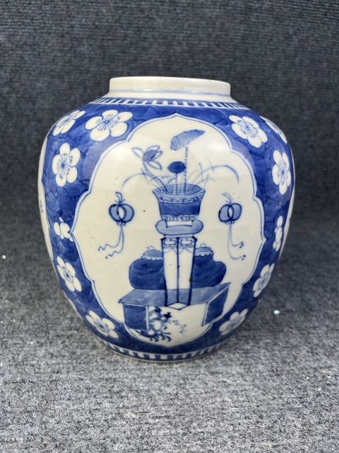 古玩陶瓷青花開窗博古花卉紋冰梅罐拍賣，當(dāng)前價(jià)格3888元