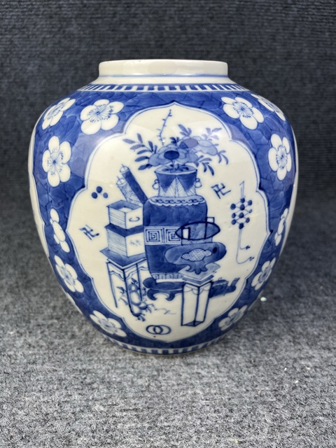 古玩陶瓷青花開窗博古花卉紋冰梅罐拍賣，當(dāng)前價(jià)格3888元