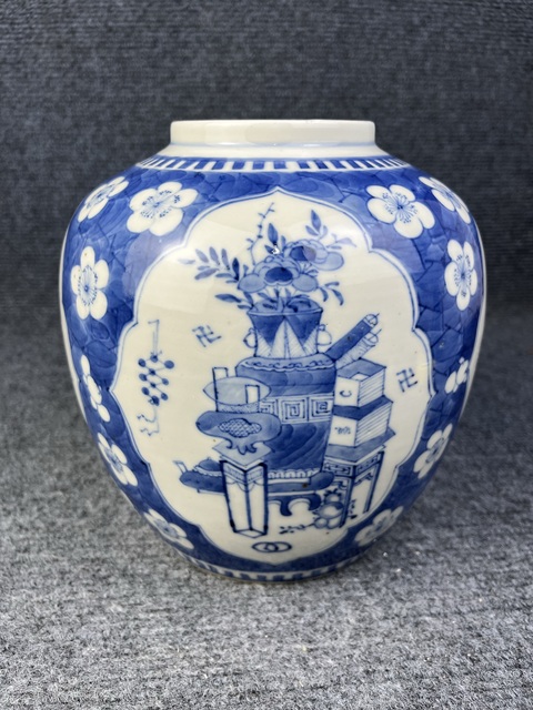 古玩陶瓷青花開窗博古花卉紋冰梅罐拍賣，當(dāng)前價(jià)格3888元