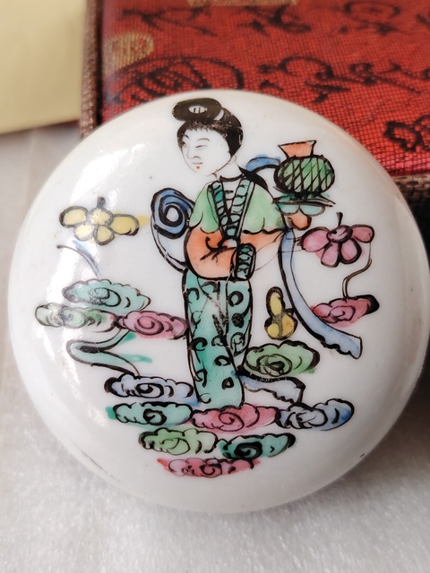 古玩陶瓷民國粉彩仕女粉盒拍賣,當前價格288元
